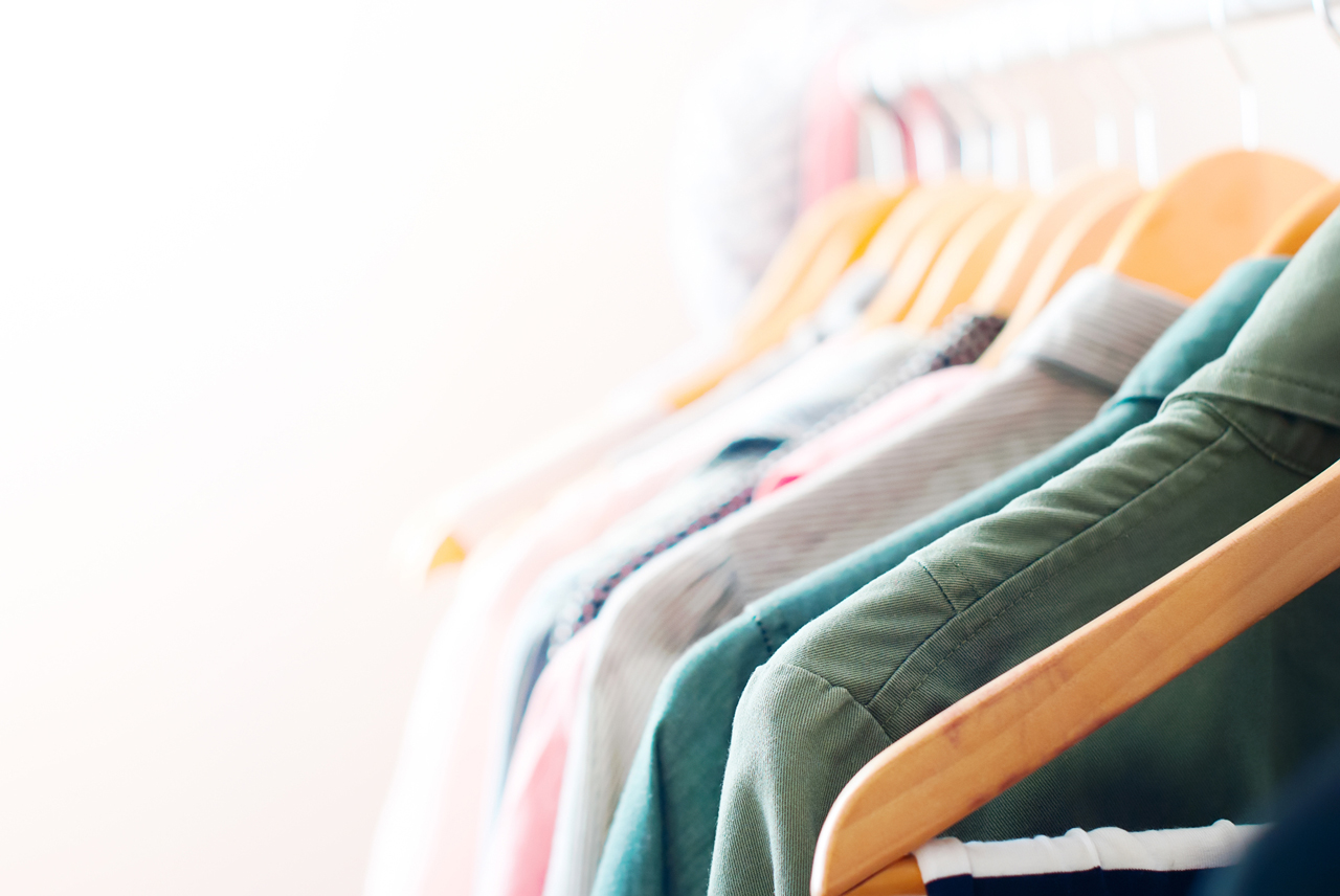 着なくなった服、どこで売るのが良いの?フリマアプリと買取サービスを徹底比較